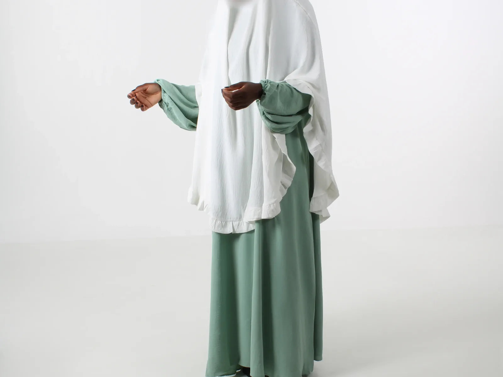 Ruffles Khimar i hvit, detalj av rysjekanten